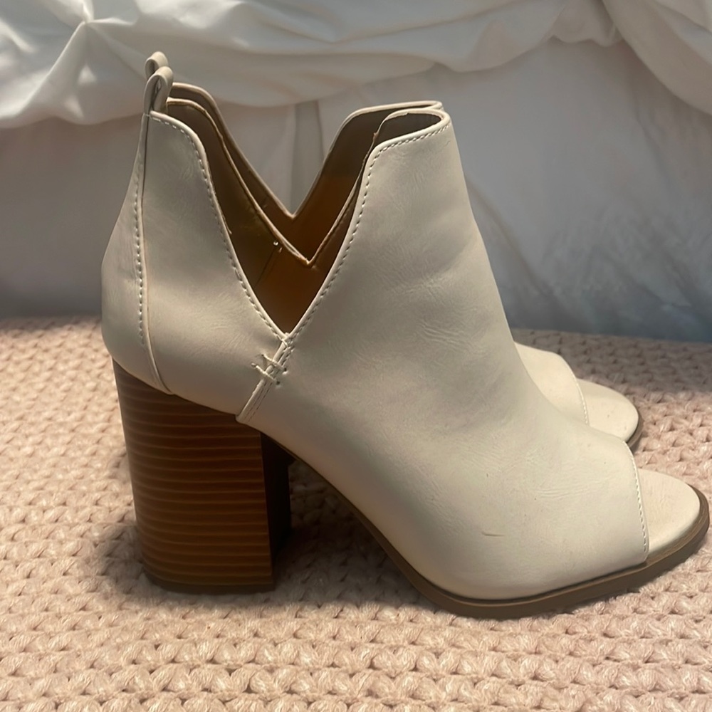 Pink lily boutique open toed white booties.